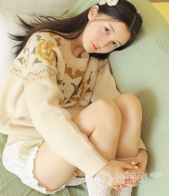 清甜纯少女针织衫搭配白色短裤，袜装高清室内写真图片