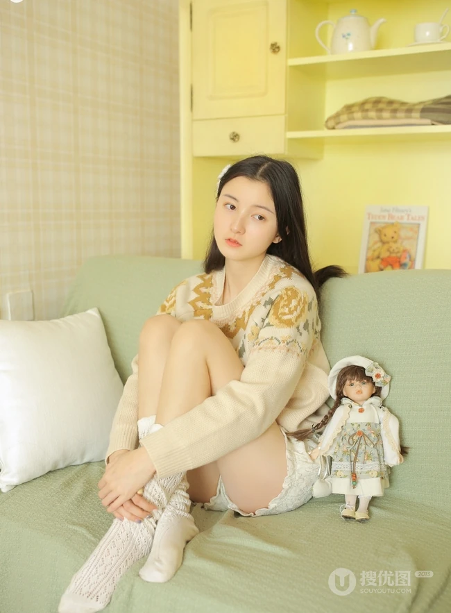 清甜纯少女针织衫搭配白色短裤，袜装高清室内写真图片