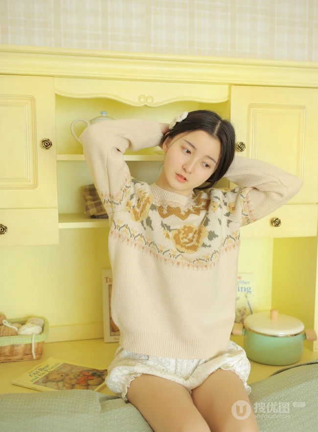 清甜纯少女针织衫搭配白色短裤，袜装高清室内写真图片