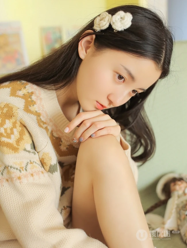 清甜纯少女针织衫搭配白色短裤，袜装高清室内写真图片