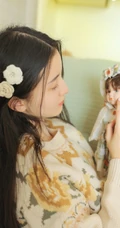 清甜纯少女针织衫搭配白色短裤，袜装高清室内写真图片