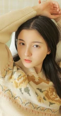 清甜纯少女针织衫搭配白色短裤，袜装高清室内写真图片