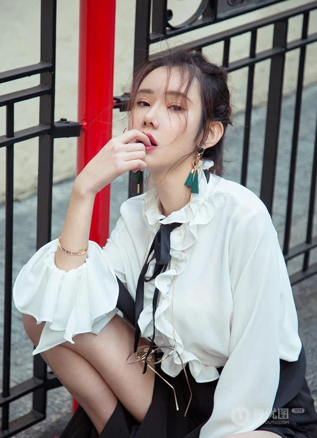 女生模特姚梦琪约会街拍写真日记，身材高挑，线条感修长