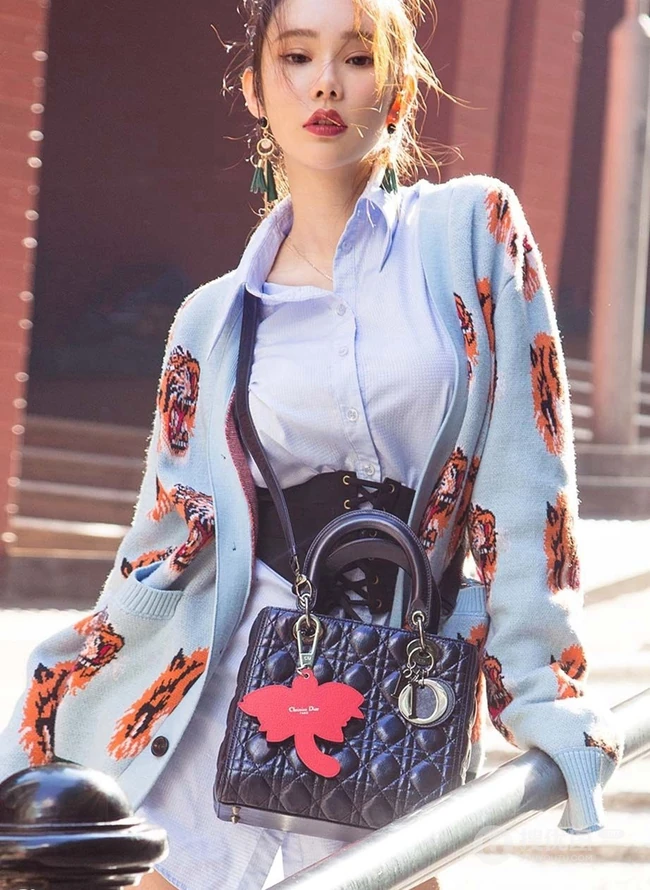 女生模特姚梦琪约会街拍写真日记，身材高挑，线条感修长