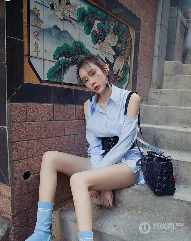 女生模特姚梦琪约会街拍写真日记，身材高挑，线条感修长