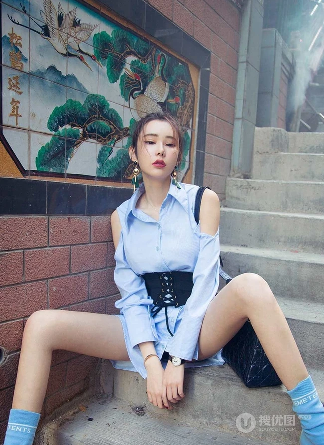 女生模特姚梦琪约会街拍写真日记，身材高挑，线条感修长