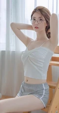 齐肩短发白皙好看女生 肩带背心灰短裤室内写真图片