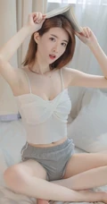 齐肩短发白皙好看女生 肩带背心灰短裤室内写真图片