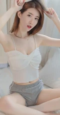 齐肩短发白皙好看女生 肩带背心灰短裤室内写真图片