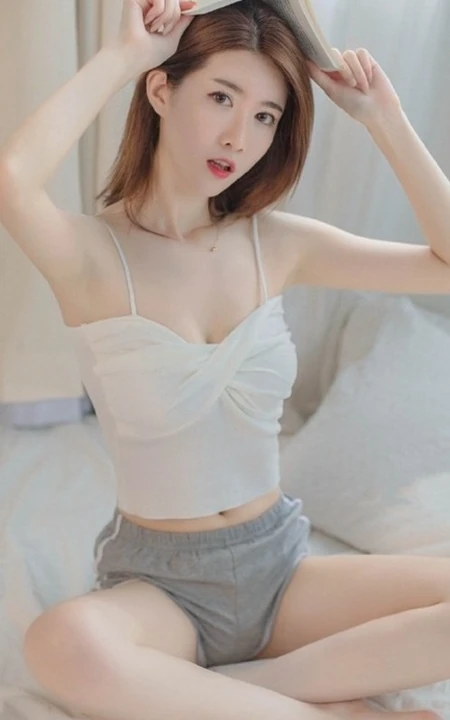 齐肩短发白皙好看女生 肩带背心灰短裤室内写真图片