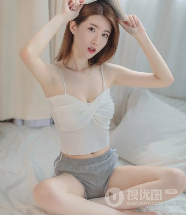 齐肩短发白皙好看女生 肩带背心灰短裤室内写真图片