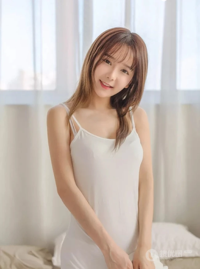 齐刘海中长发女生小九九，白色肩带睡裙气质室内写真图片