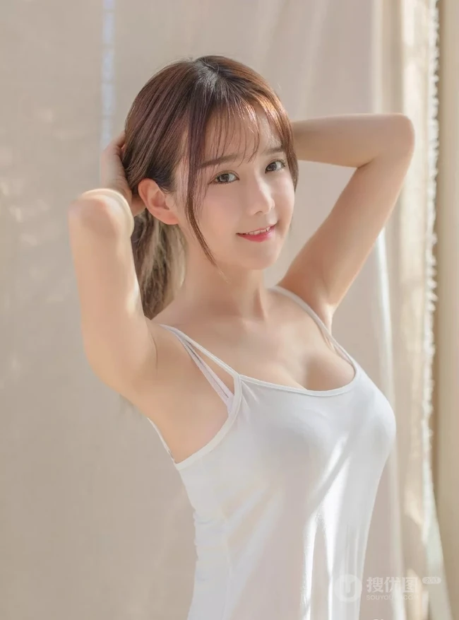 齐刘海中长发女生小九九，白色肩带睡裙气质室内写真图片