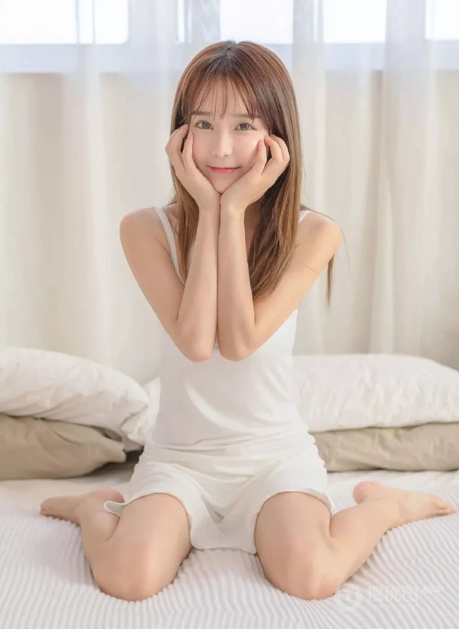 齐刘海中长发女生小九九，白色肩带睡裙气质室内写真图片