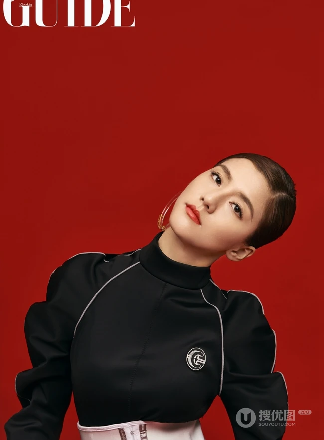 吴千语《艺领时尚GUIDE》杂志写真大片，黑衣皮裤耳环夸张