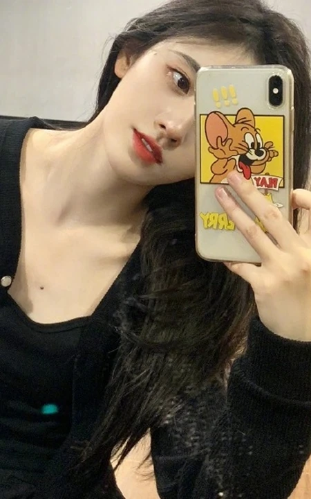 鞠婧祎微博分享练习室跳舞图，黑色套装，身姿曼妙