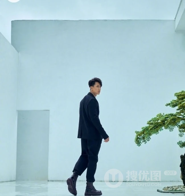 吴尊微博晒亲子照，登时尚杂志的父子二人其乐融融