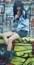 韩艺瑟化身个性非主流摩登少女，妆容魅惑，现身柏林街头