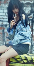 韩艺瑟化身个性非主流摩登少女，妆容魅惑，现身柏林街头