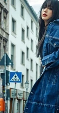 韩艺瑟化身个性非主流摩登少女，妆容魅惑，现身柏林街头