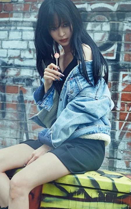韩艺瑟化身个性非主流摩登少女，妆容魅惑，现身柏林街头
