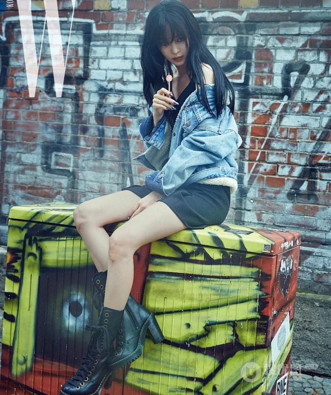 韩艺瑟化身个性非主流摩登少女，妆容魅惑，现身柏林街头