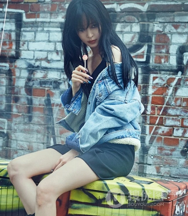 韩艺瑟化身个性非主流摩登少女，妆容魅惑，现身柏林街头