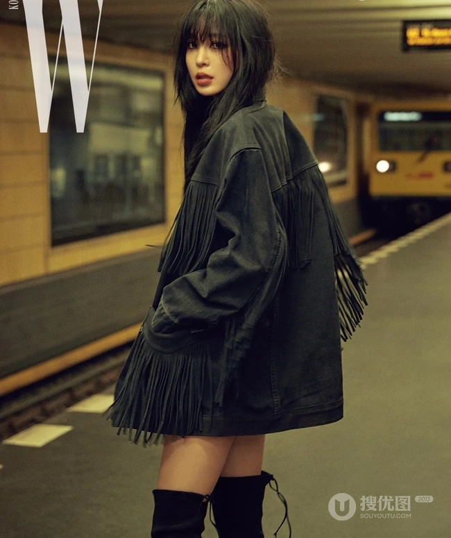 韩艺瑟化身个性非主流摩登少女，妆容魅惑，现身柏林街头