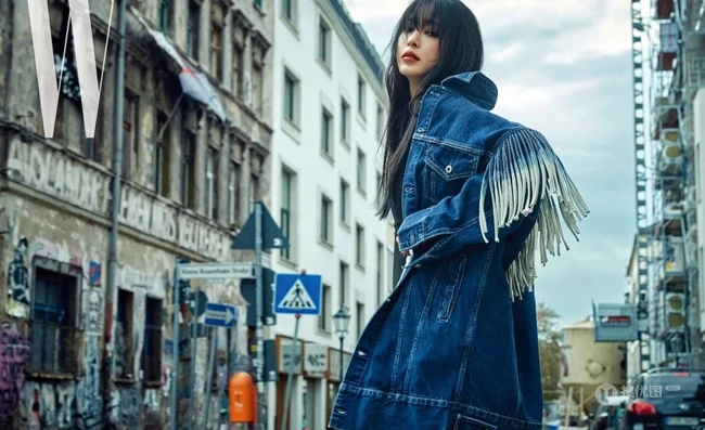 韩艺瑟化身个性非主流摩登少女，妆容魅惑，现身柏林街头