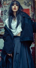 韩艺瑟化身个性非主流摩登少女，妆容魅惑，现身柏林街头