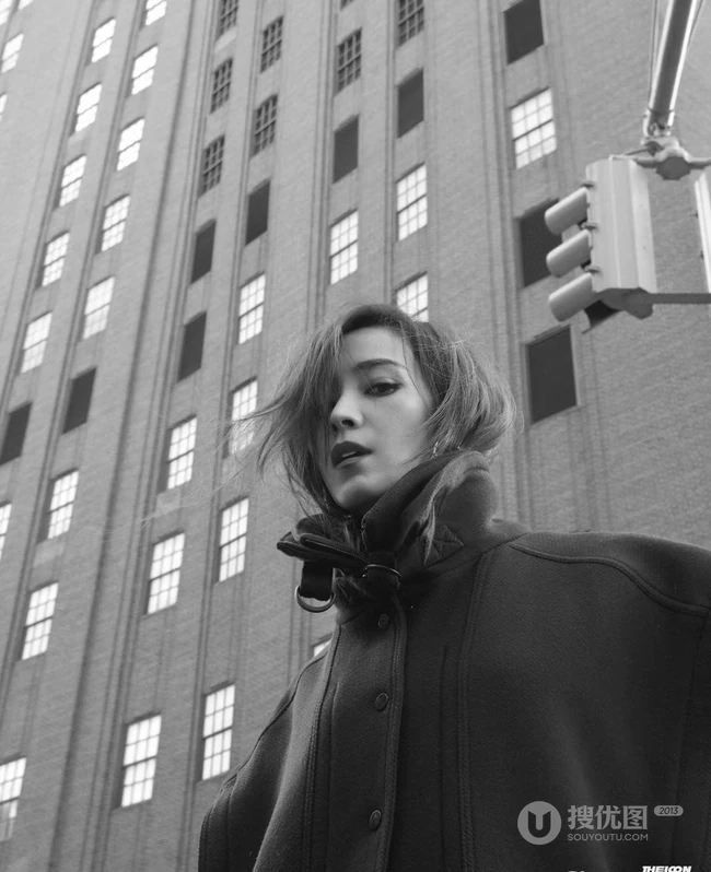 台湾女星侯佩岑最新《装偶像》杂志街拍写真图片