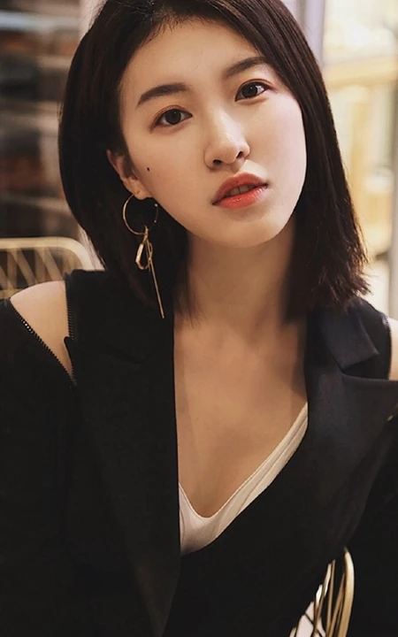 女明星杜雨宸清爽利落黑衣短裤唯美写真图片