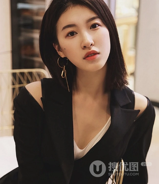 女明星杜雨宸清爽利落黑衣短裤唯美写真图片