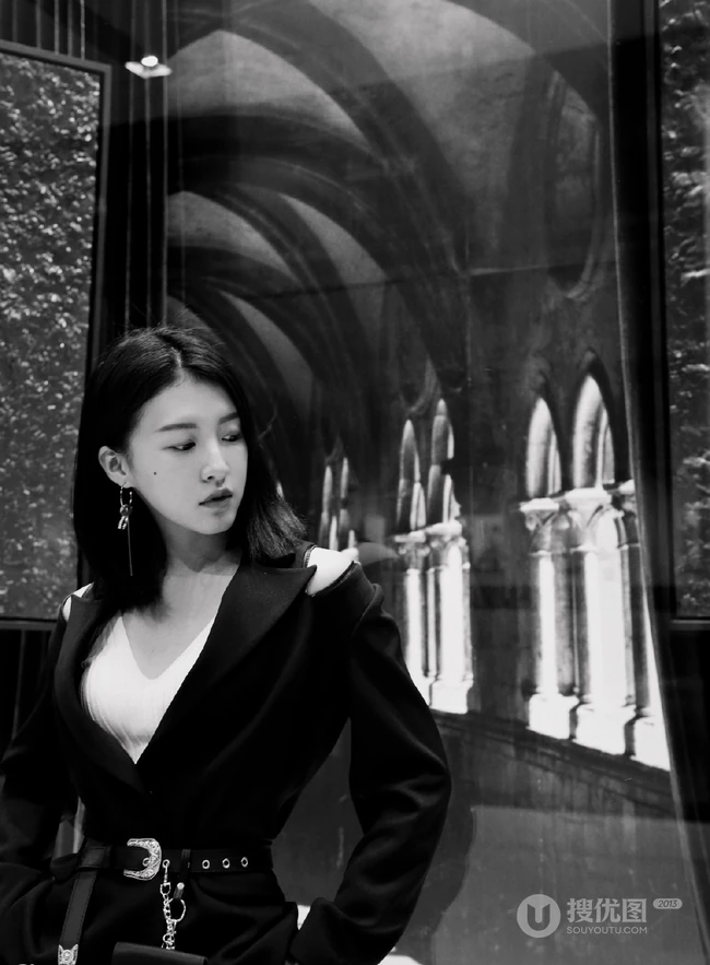 女明星杜雨宸清爽利落黑衣短裤唯美写真图片