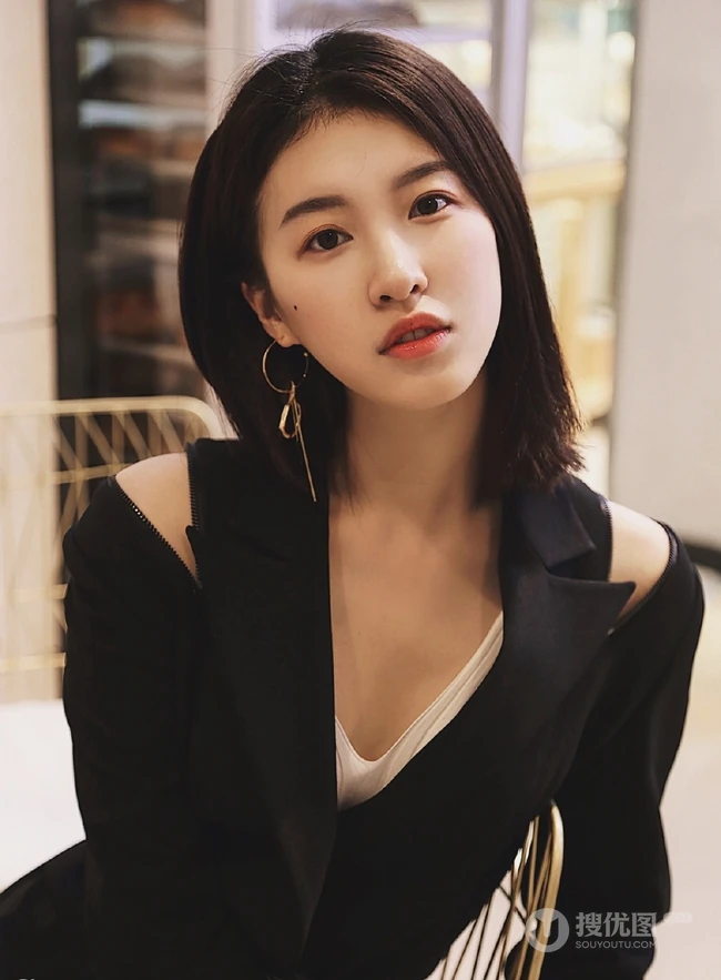 女明星杜雨宸清爽利落黑衣短裤唯美写真图片