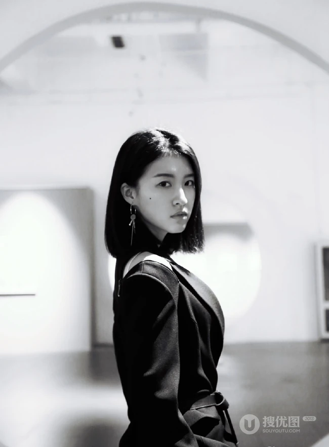 女明星杜雨宸清爽利落黑衣短裤唯美写真图片