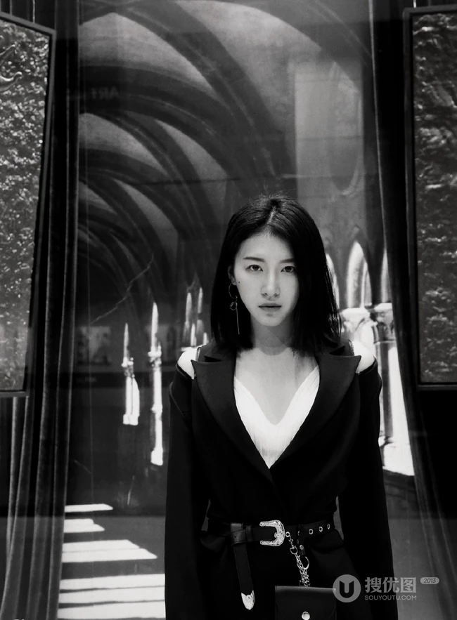 女明星杜雨宸清爽利落黑衣短裤唯美写真图片