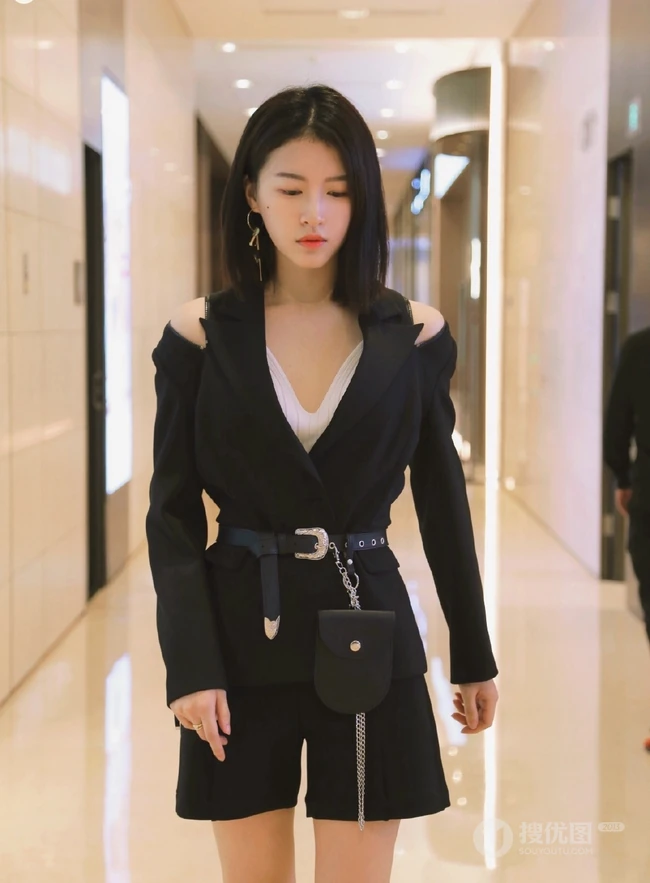 女明星杜雨宸清爽利落黑衣短裤唯美写真图片