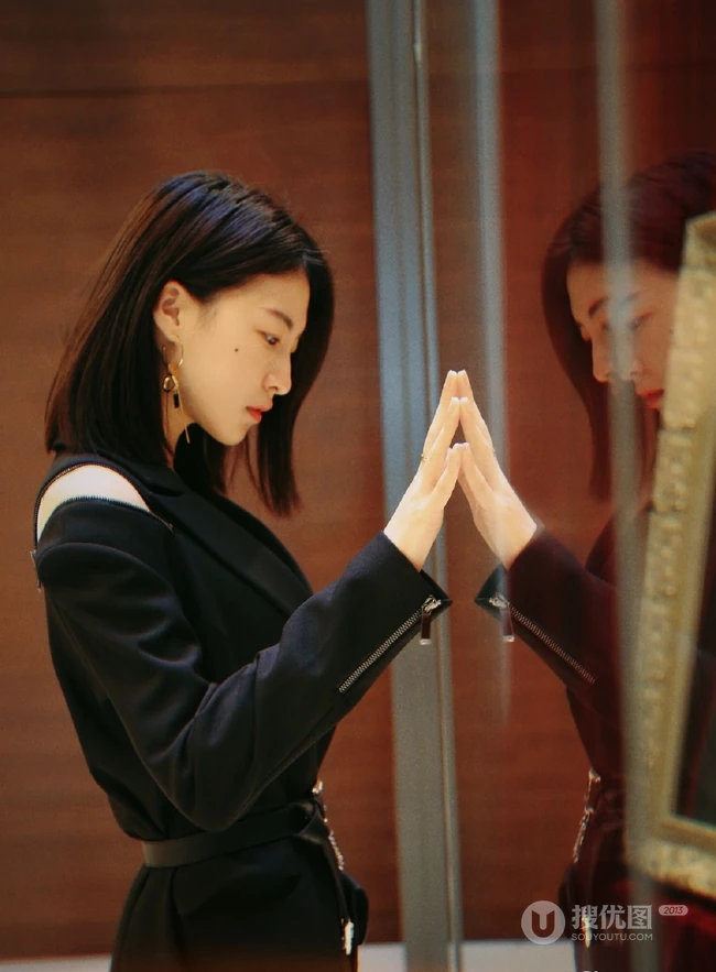 女明星杜雨宸清爽利落黑衣短裤唯美写真图片