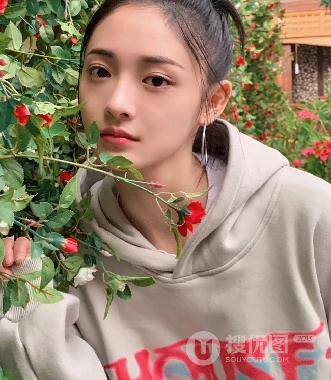 周洁琼休闲装扮街拍写真，宽大卫衣搭破洞牛仔裤时尚靓丽