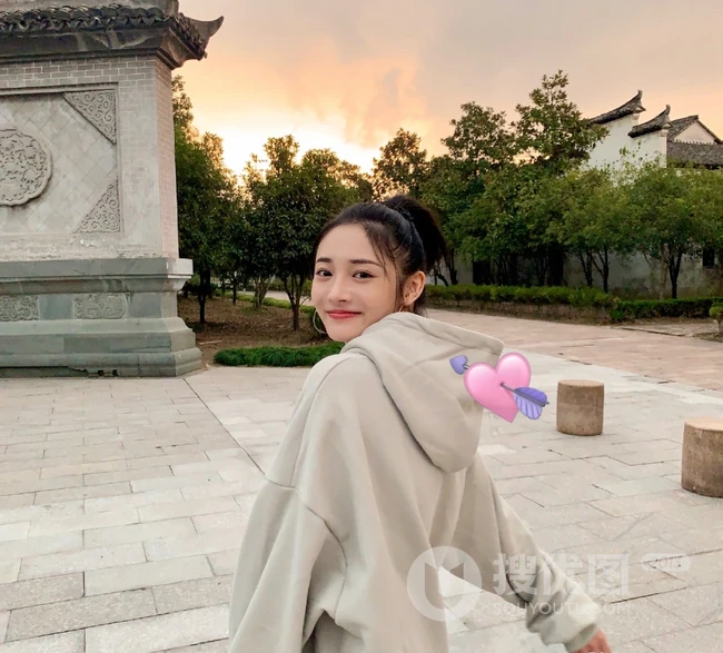 周洁琼休闲装扮街拍写真，宽大卫衣搭破洞牛仔裤时尚靓丽