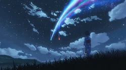 天空飞过的流星留下的七色轨迹唯美壁纸，出自动漫《你的名字》场景