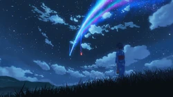 天空飞过的流星留下的七色轨迹唯美壁纸，出自动漫《你的名字》场景
