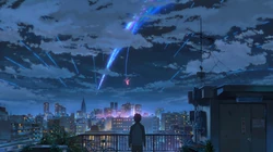 天空飞过的流星留下的七色轨迹唯美壁纸，出自动漫《你的名字》场景