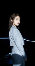 张佳宁浅色条纹休闲西服魅力写真图片