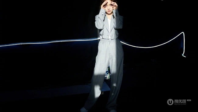 张佳宁浅色条纹休闲西服魅力写真图片