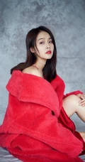 张佳宁中国红毛茸外套搭肩带睡裙写真图片