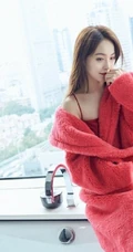 张佳宁中国红毛茸外套搭肩带睡裙写真图片