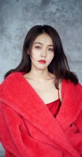 张佳宁中国红毛茸外套搭肩带睡裙写真图片