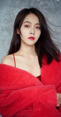 张佳宁中国红毛茸外套搭肩带睡裙写真图片